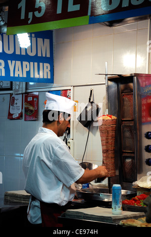 Bursa Iskender Döner Kebab carne di agnello stallo alimentare stand negozio vendita mercato mercato Fornitore Bazaar Spice Bazaar Egiziano Fatih eminonu Foto Stock