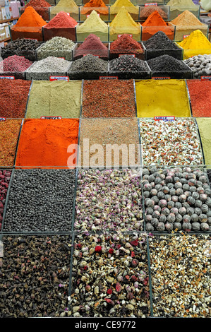 Tè tè spice spezie Erbe erbe sul display di vendita presso il Bazaar delle Spezie e il Bazaar Egiziano Fatih eminonu Istanbul Turchia bagno turco Foto Stock