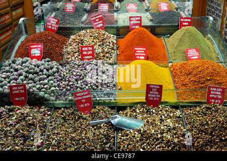 Tè tè spice spezie Erbe erbe sul display di vendita presso il Bazaar delle Spezie e il Bazaar Egiziano Fatih eminonu Istanbul Turchia bagno turco Foto Stock