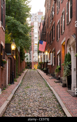 Acorn street a Boston. Risalente al 1820 è uno dei più fotografati strade di Boston, Massachusetts, USA. Foto Stock