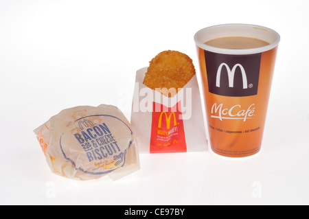 McDonalds prima colazione di bacon uova e formaggio biscotto, hash brown di patata e McCafe caffè caldo su sfondo bianco tagliato fuori. Foto Stock