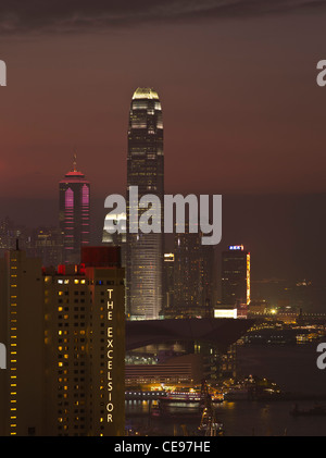 dh Building skyline HONG KONG HARBOUR HONG KONG Sunset Buildings at night Excelsior Hotel IFC2 HKCEC ifc 2 crepuscolo paesaggio urbano Foto Stock