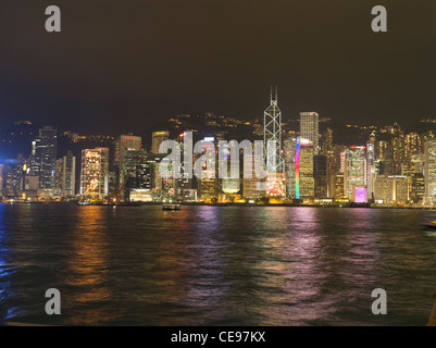 Dh PORTO DI HONG KONG HONG KONG Hong Kong Harbour edifici waterfront di notte le luci Foto Stock