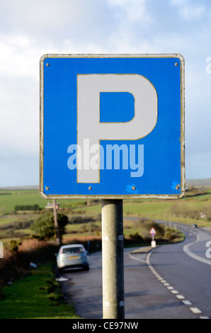 Un simbolo di parcheggio sulla strada di un paese, Cornwall, Regno Unito Foto Stock
