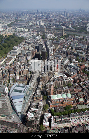 Immagine aerea di Cardinal Place e della Cattedrale di Westminster che si affaccia a est sulla A302 Victoria Street, Londra SW1 Foto Stock