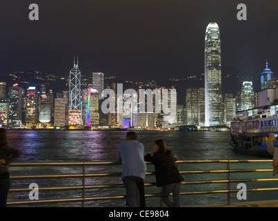 dh Hong Kong Harbour TSIM SHA TSUI HONG KONG Coppia in Kowloon Waterfront luci notturne vista persone Foto Stock