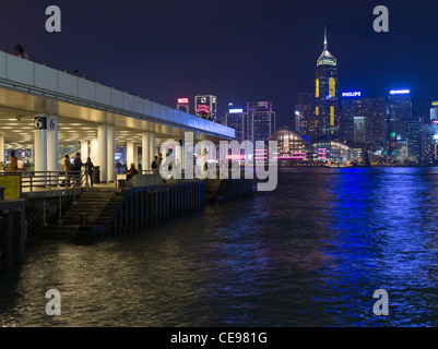 Dh porto di Hong Kong Tsim Sha Tsui Hong Kong Kowloon Waterfront jetty di notte le luci Foto Stock