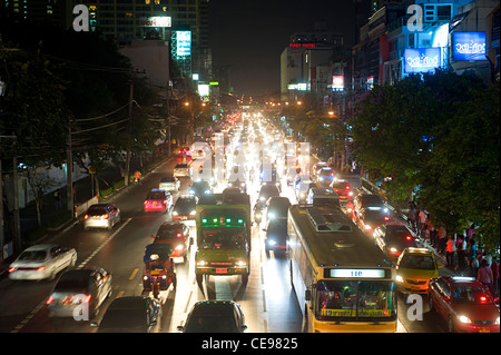 Il traffico a Bangkok in lui la sera. Bangkok era uno dei peggiori problemi di traffico in tutto il mondo con un incredibile gli inceppamenti di traffico. Foto Stock