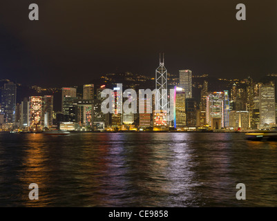 Dh PORTO DI HONG KONG HONG KONG Hong Kong Harbour waterfront edifici di notte le luci Foto Stock