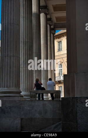 Un giovane seduto fuori la Basilica Annunziata in piazza Nunziata. Genova (italiano, Genova) Italia Italy Foto Stock