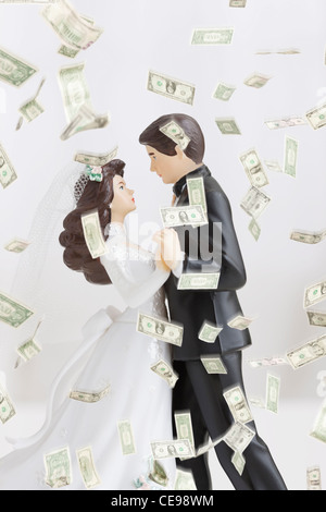 Dollaro banconote cadere sulla sposa e lo sposo figurine Foto Stock