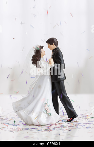 Studio shot della sposa e lo sposo figurine dancing Foto Stock