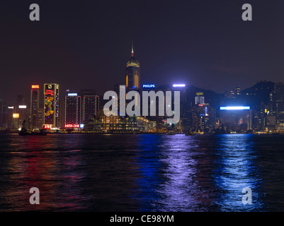 Dh PORTO DI HONG KONG HONG KONG Hong Kong Harbour waterfront edifici Wanchai luci notturne Foto Stock