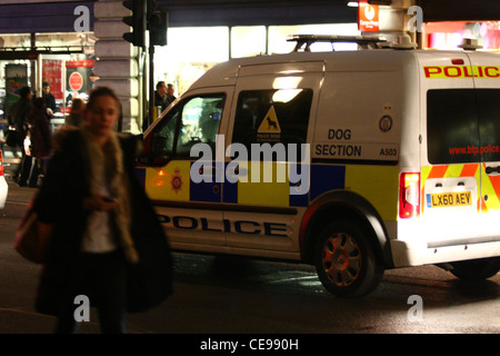 Una polizia van (cane sezione) in Regent Street, Londra, con un pedone a piedi in primo piano Foto Stock