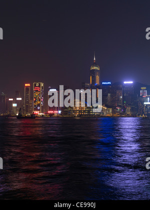 Dh PORTO DI HONG KONG HONG KONG Hong Kong Harbour waterfront edifici Wanchai luci notturne Foto Stock