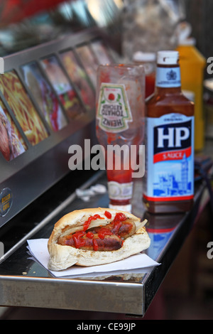 Salsiccia sandwich barm mangiare sulla strada Foto Stock