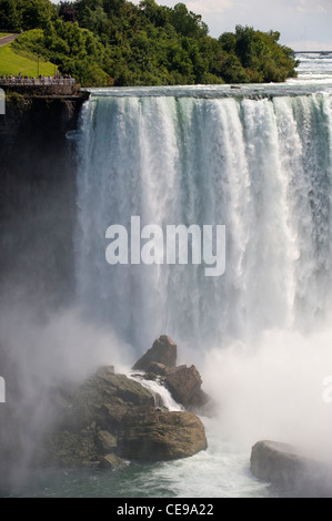 Viewrs sulla piattaforma che si affaccia sulla American Falls a Niagara. Foto Stock