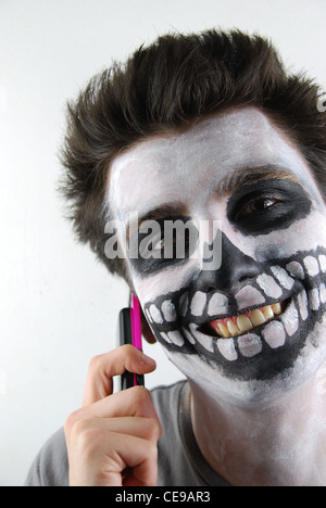 Creepy guy scheletro sul telefono Foto Stock