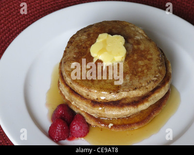 Deliziose frittelle con burro e lamponi. Una tipica colazione americana trattare. Un pancake è un sottile e piatta, rotonda torta. Foto Stock