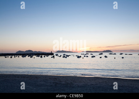 Vista delle Isole Cíes dal villaggio di Canido - Isole atlantiche della Galizia Parco Nazionale Foto Stock