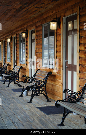 Patio esterno di un Log Cabin motel Foto Stock