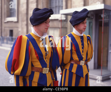 Guardie svizzere Pontficial in uniforme tradizionale fuori Città del Vaticano, Piazza San Pietro, Roma, Regione Lazio, Italia Foto Stock