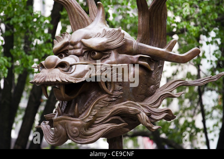 Drago di bronzo parte dello zodiaco capi sculture dell'artista Ai Weiwei nella città di New York Foto Stock