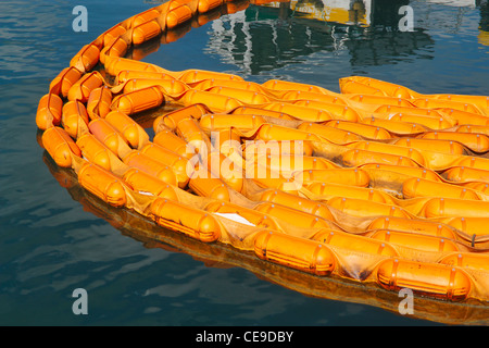 Fuoriuscita di olio del braccio di contenimento Foto Stock