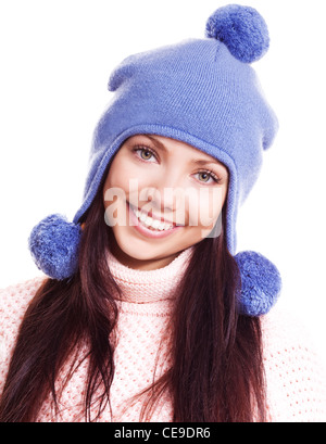 Bella felice giovane donna che indossa un collo alto maglione e un cappello con il pom-pom, isolata contro uno sfondo bianco Foto Stock