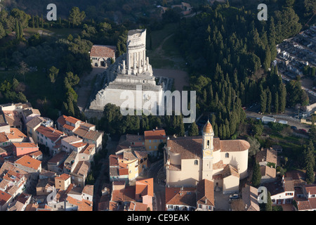 VISTA AEREA. Trofeo di Augusto (circa 6 a.C.) e Chiesa di Saint-Michel. La Turbie, Costa Azzurra, Francia. Foto Stock