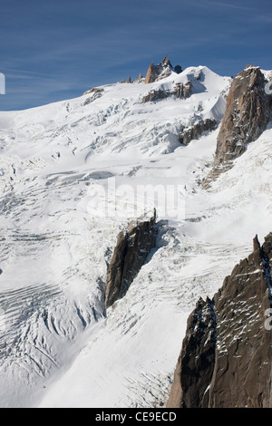 VISTA AEREA. Aiguille du Midi (3842 m) e il ghiacciaio Vallée Blanche. Chamonix Mont Blanc, alta Savoia, Auvergne-Rhône-Alpes, Francia. Foto Stock