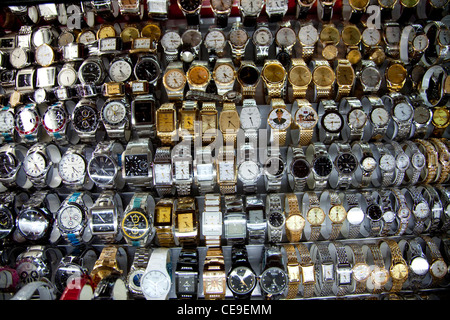 Orologi falsi ed economici in un negozio di gioielli al mercato centrale di Phnom Penh, Cambogia, Asia. Oggetti contraffatti per l'acquisto in negozio Foto Stock