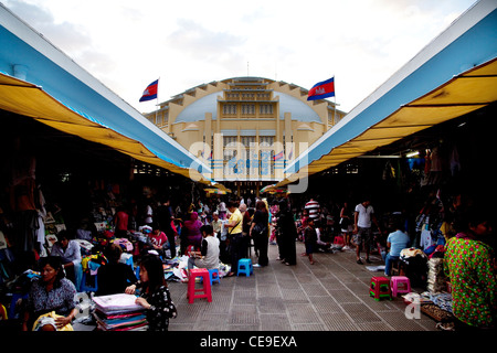 Negozi e bancarelle con cittadini e turisti dello shopping, il mercato centrale di Phnom Penh, Cambogia, Asia Foto Stock