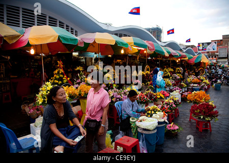 People Shopping e negozi che vendono fiori, il mercato centrale di Phnom Penh, Cambogia, Asia Foto Stock