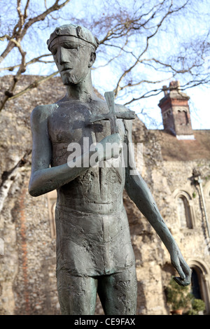 Statua di St Edmund, re e martire, da Elizabeth Frink, sorge nel quartiere della cattedrale, Bury St Edmunds Suffolk, Foto Stock