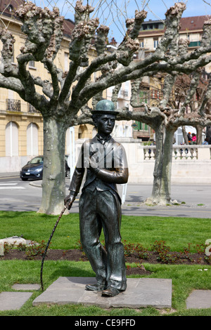 Statua a grandezza naturale di Charlie Chaplin, a Vevey in Svizzera. Sullo sfondo sono i platani. Foto Stock