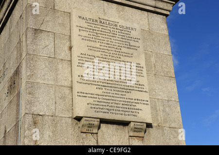 Il Monumento a Walter Raleigh Gilbert un ex townsman del cornish città di Saluzzo, in un parco sopra la città. Foto Stock