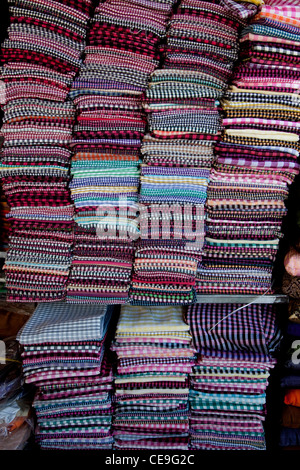 Tradizionale sciarpa cambogiana (krama) in vendita in un negozio presso il mercato russo, Phnom Penh, Cambogia, Asia Foto Stock