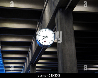 Classic orologio analogico a una stazione ferroviaria in Svizzera Foto Stock