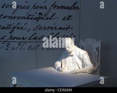 Statua di Jean Henri Dunant 1828 1910 Swiss filantropo e premio Nobel per la pace che ha anche fondato la croce rossa seduta nella parte anteriore della sua calligrafia idee circa la creazione di un comitato di volontariato per prendersi cura dei feriti di guerra conosciuta come il libro una memoria di Solferino Foto Stock