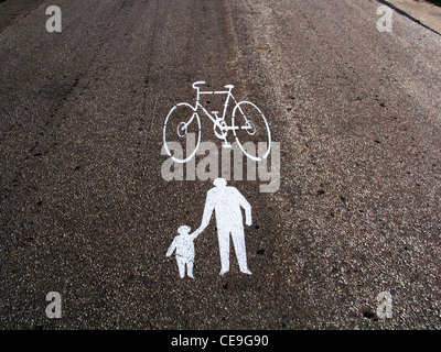 Segno dipinto sulla strada o asfalto che indica un percorso per biciclette Foto Stock