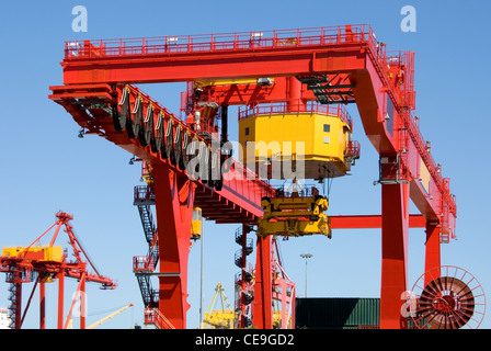 Un carroponte in corrispondenza di un terminale per container a Sydney in Australia Foto Stock