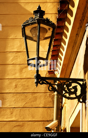 Vecchia Lanterna alla strada stretta a Praga, Repubblica Ceca Foto Stock