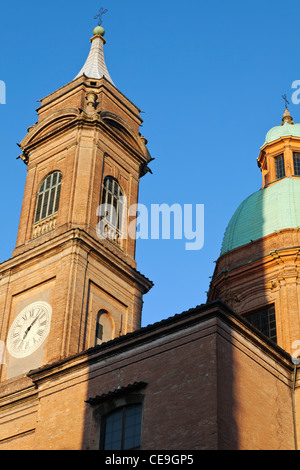 Torre della Garisenda e la cupola di San Bartolomeo Bologna Emilia Romagna Italia Foto Stock