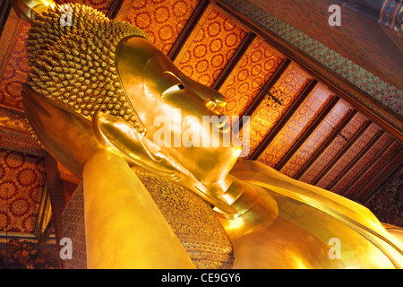 Giacente Golden Buddha in Wat Pho tempio di Bangkok, Tailandia Foto Stock