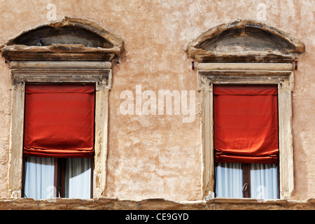 Dettaglio della finestra di Palazzo D'Accursio Piazza Maggiore Bologna Emilia Romagna Italia Foto Stock