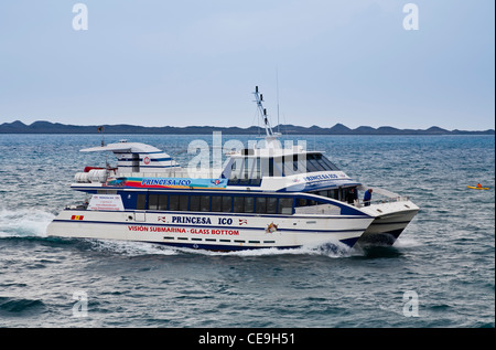 Catamarano princesa ico entra in Porto Corralejo, Fuerteventura, SPAGNA Foto Stock