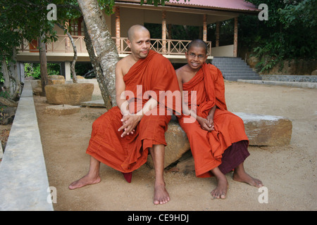 Due monaci buddisti si siedono al di fuori di un tempio di Sri Lanka Foto Stock