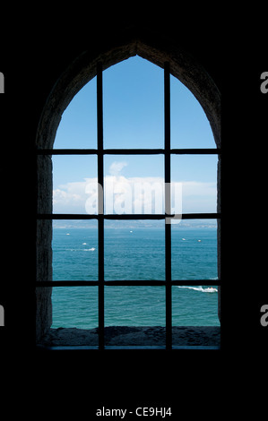 Una vista da una finestra nel lago di Garda Foto Stock