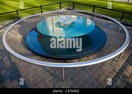 Scultura di Brian Catling sul sito a torre di colore verde nella Torre di Londra dove esecuzioni / decapitazioni ha avuto luogo. Regno Unito. Foto Stock